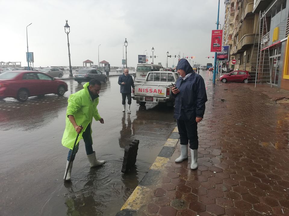 مياه الأمطار تغرق شوارع الإسكندرية (5)