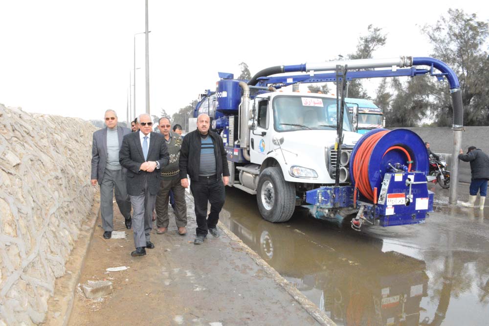 محافظ القاهرة يتفقد عمليات شفط الأمطار (1)