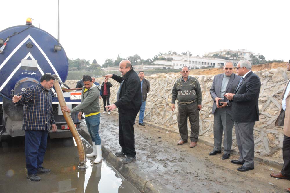 محافظ القاهرة يتفقد عمليات شفط الأمطار (6)