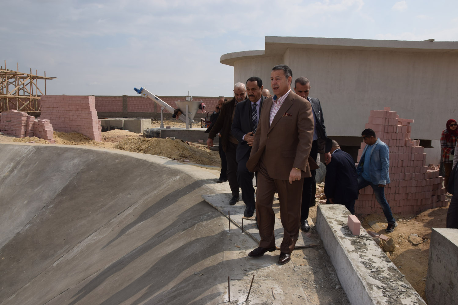 محافظ بنى سويف يتابع مشروع توسعات محطة معالجة صرف صحى أبو صير (3)