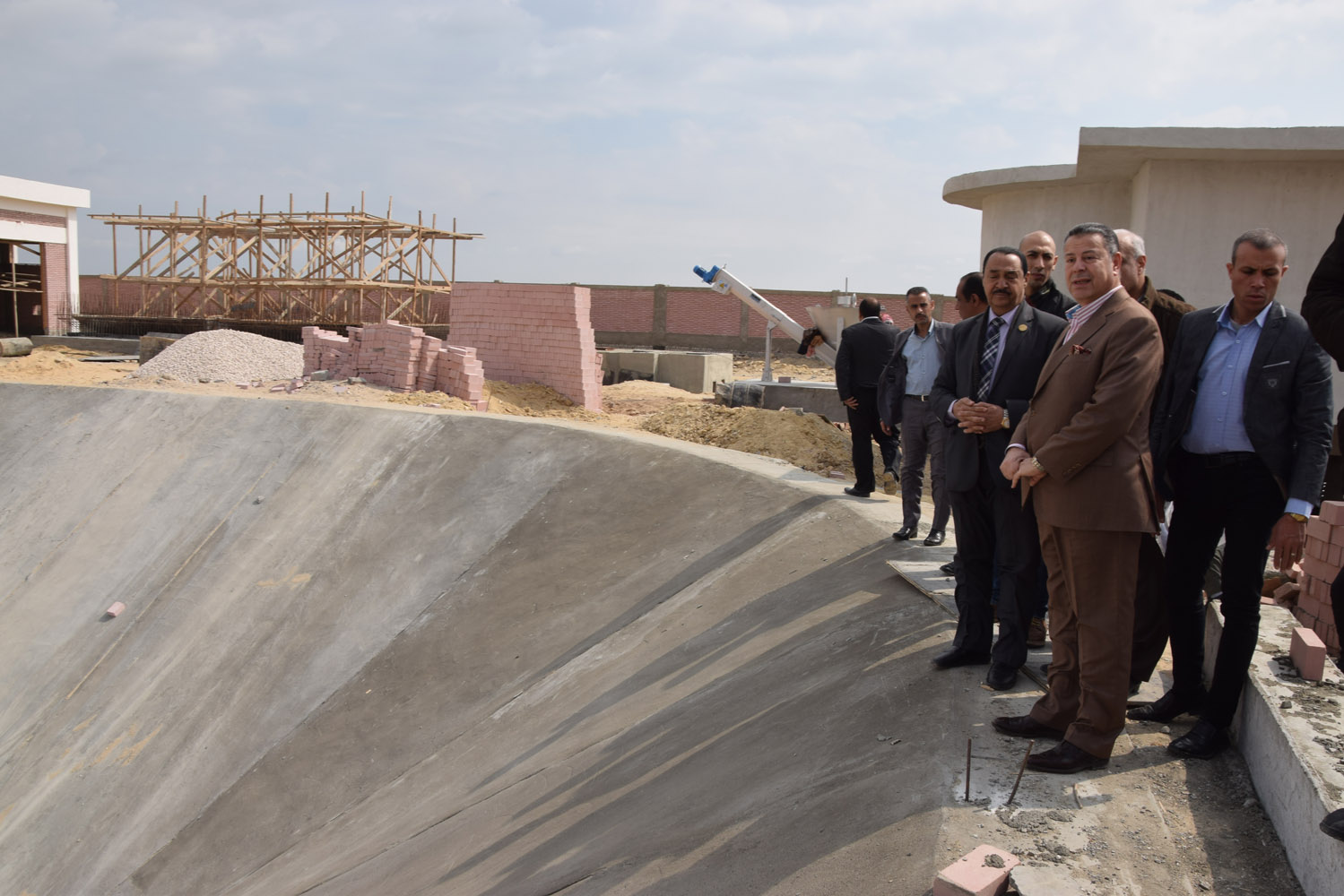 محافظ بنى سويف يتابع مشروع توسعات محطة معالجة صرف صحى أبو صير (4)