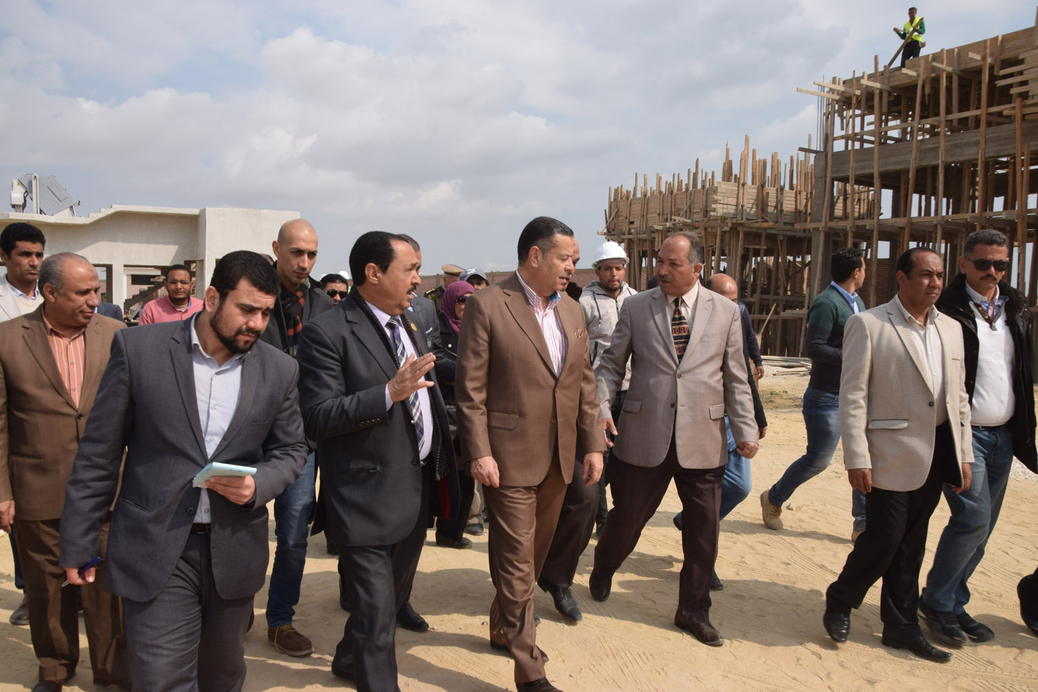 محافظ بنى سويف يتابع مشروع توسعات محطة معالجة صرف صحى أبو صير (5)