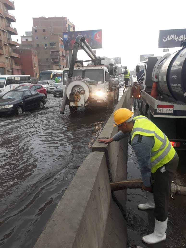 صرف القاهرة والجيزة ينجحان فى التعامل مع مياه الأمطار (5)