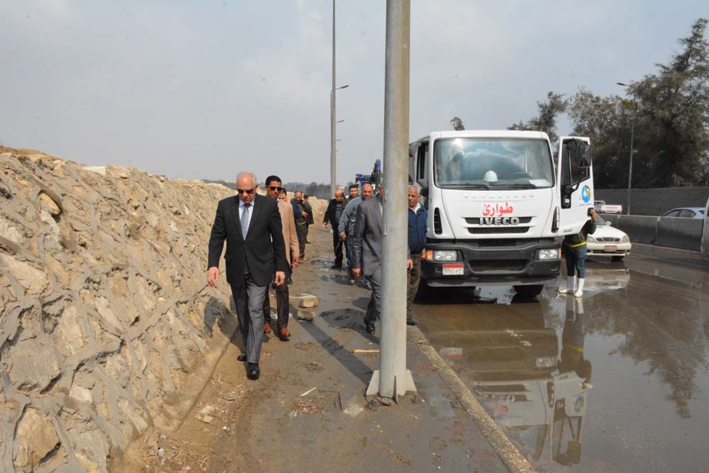 محافظ القاهرة يتفقد عمليات شفط الأمطار (5)