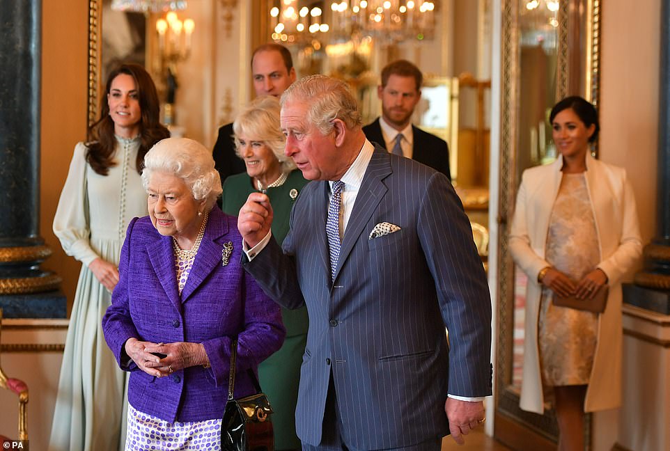 العائلة المالكة اثناء توجههم للحفل