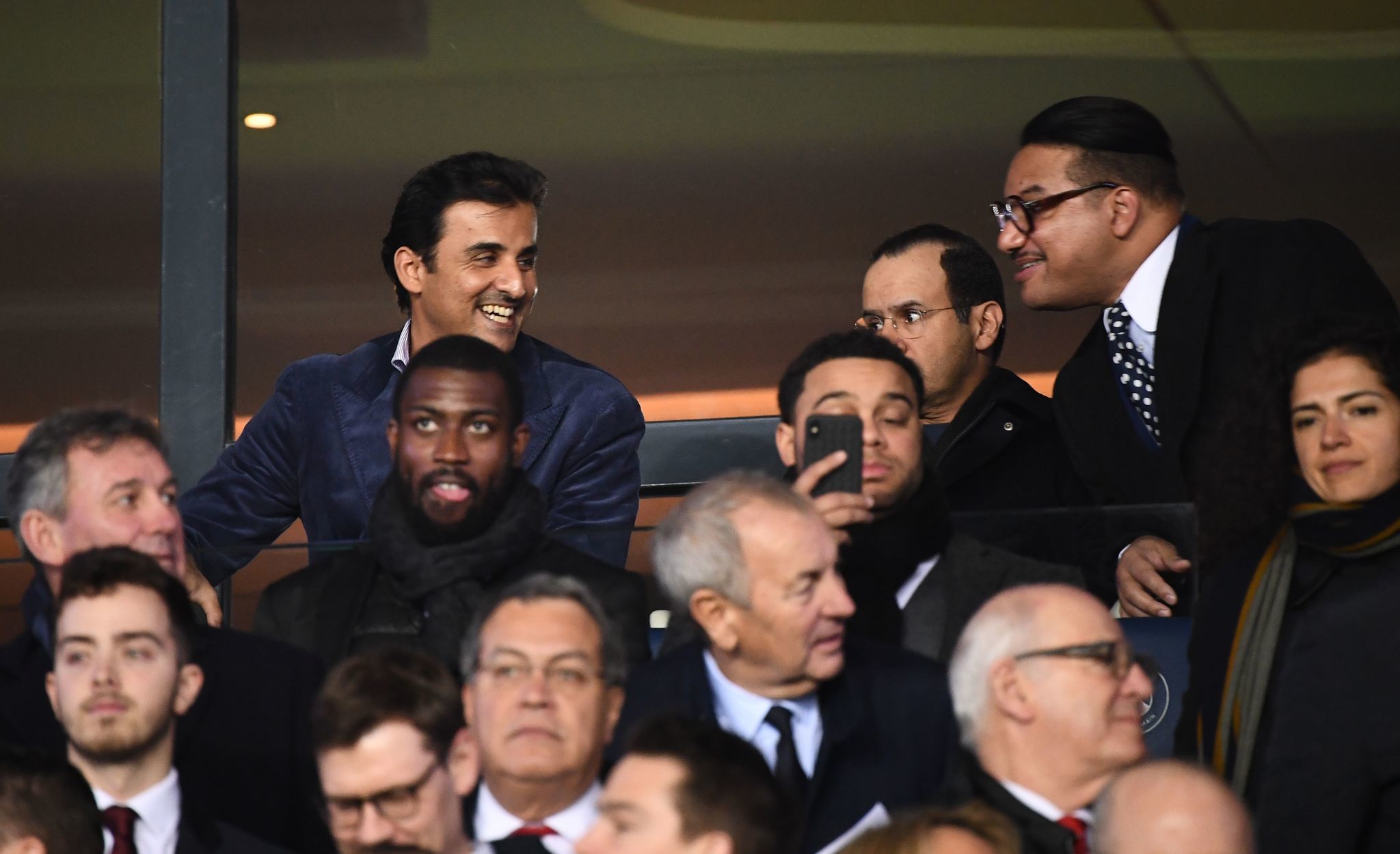 تميم بن حمد يضحك رغم هزيمة باريس سان جيرمان