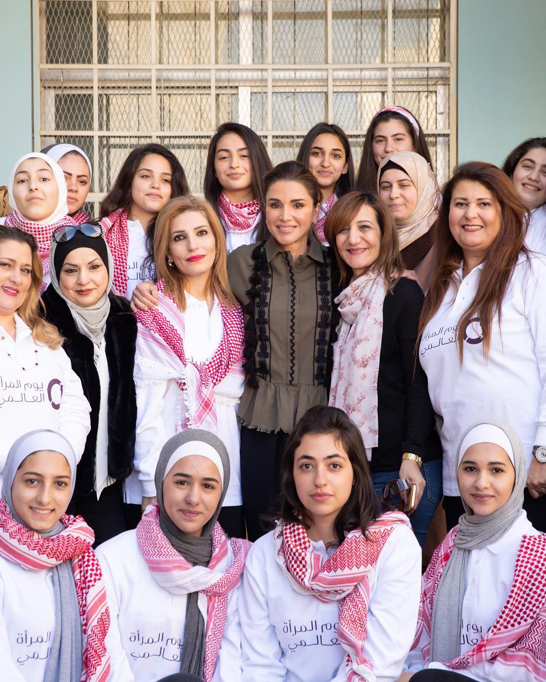 الملكة رانيا وسط عددا من الفتيات والسيدات