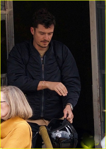 201108-orlando-bloom-brings-dog-mighty-to-lunch-with-him-05