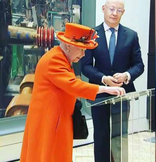 الملكة تنشر أول منشور لها على الانستجرام من داخل المتحف