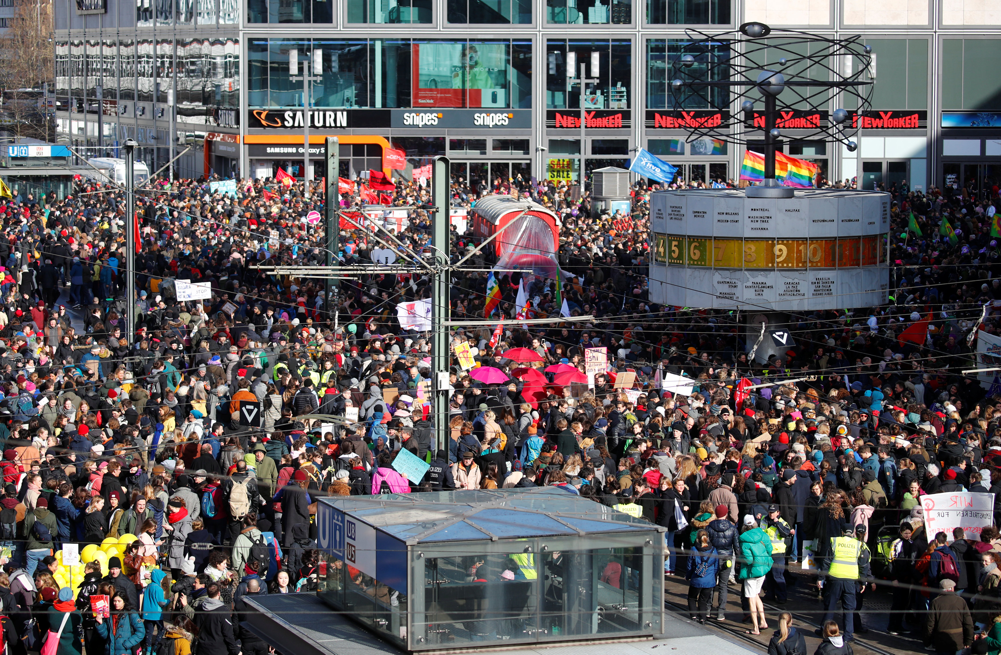 Germany march. Женский день в Германии. Праздник 8 марта в Германии. 8 Марта в Берлине демонстрации. 8 Марта Германия демонстрация.