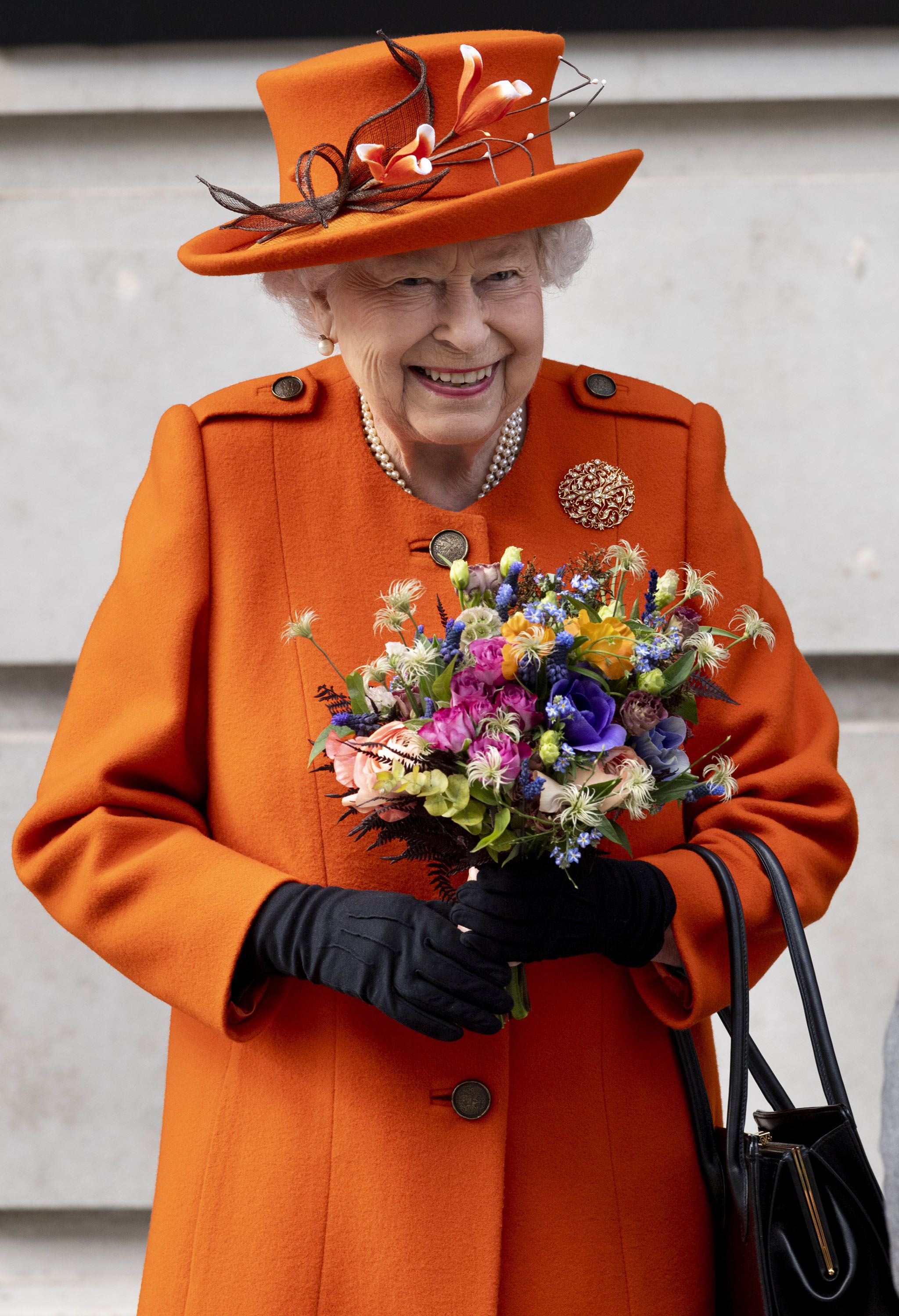 الملكة تستقبل الزهور فى زيارتها للمتحف