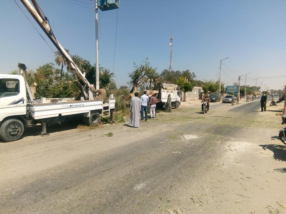 حملة لتجميل وقص الأشجار المتداخلة بسلك الكهرباء بالطريق السريع بكوبري مدخل مدينة الطود (1)