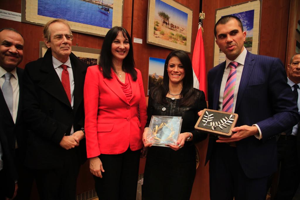 وزيرة السياحة تكرم بعض الحضور بسفارة مصر بألمانيا