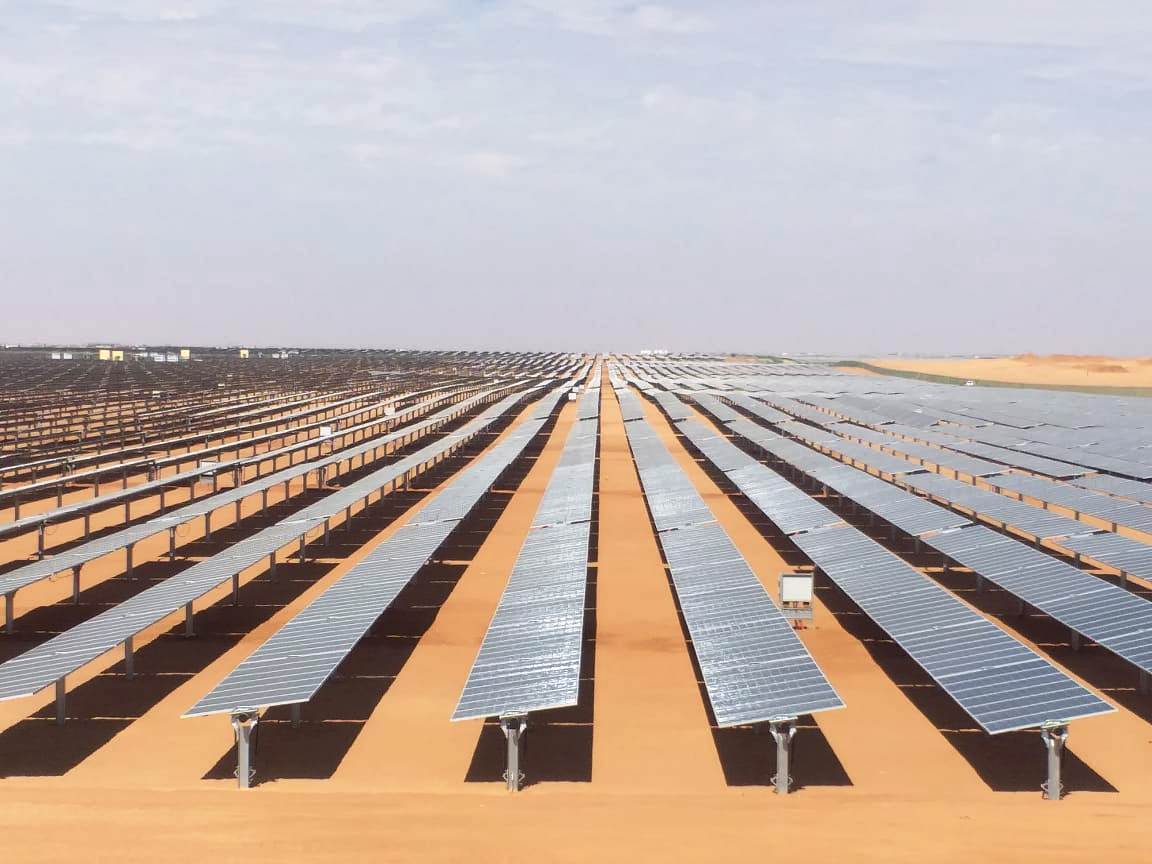 الكهرباء تنتهى من إنشاء 12 محطة شمسية داخل أكبر محطة بالعالم بنبان (3)