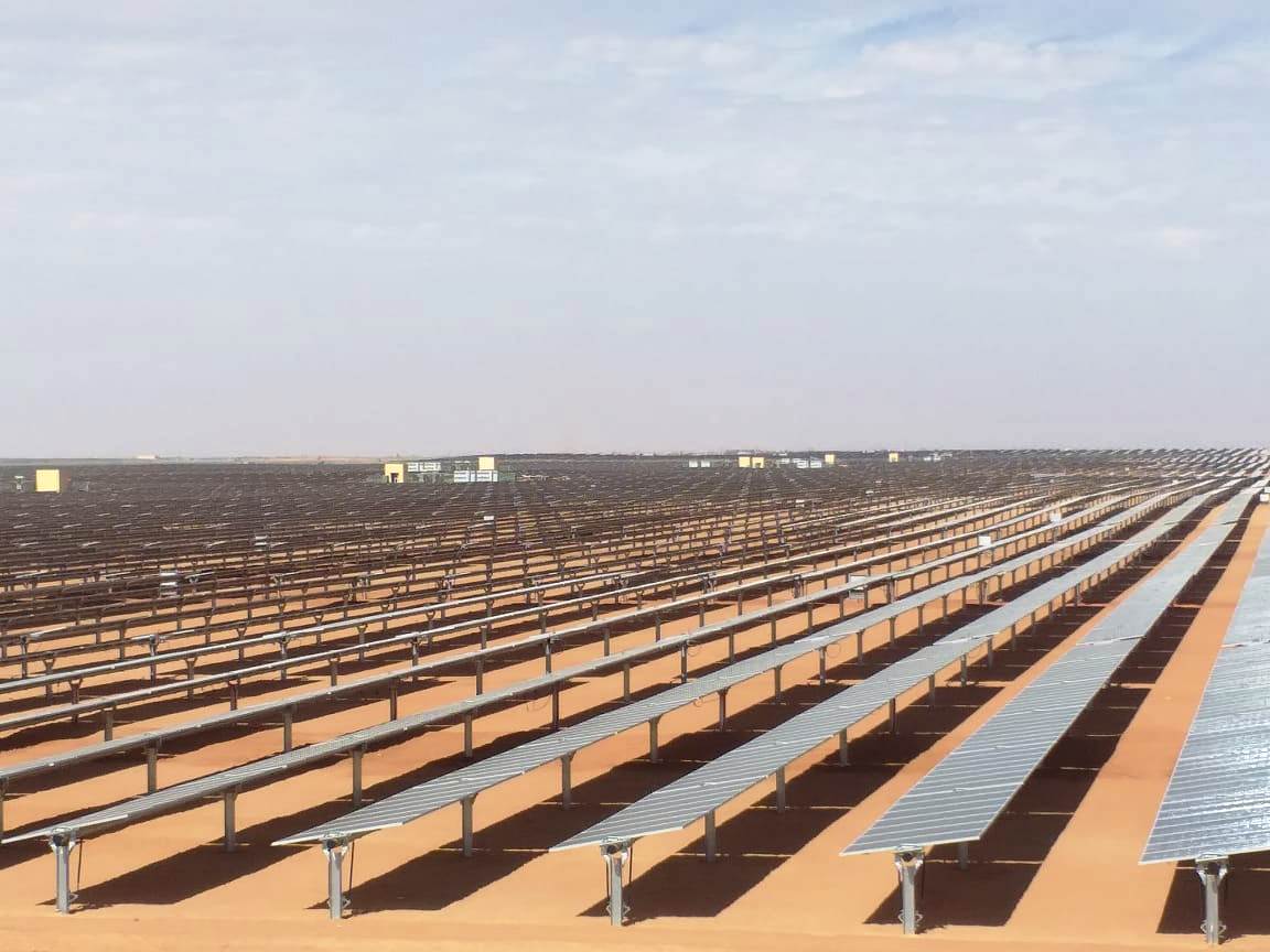 الكهرباء تنتهى من إنشاء 12 محطة شمسية داخل أكبر محطة بالعالم بنبان (1)