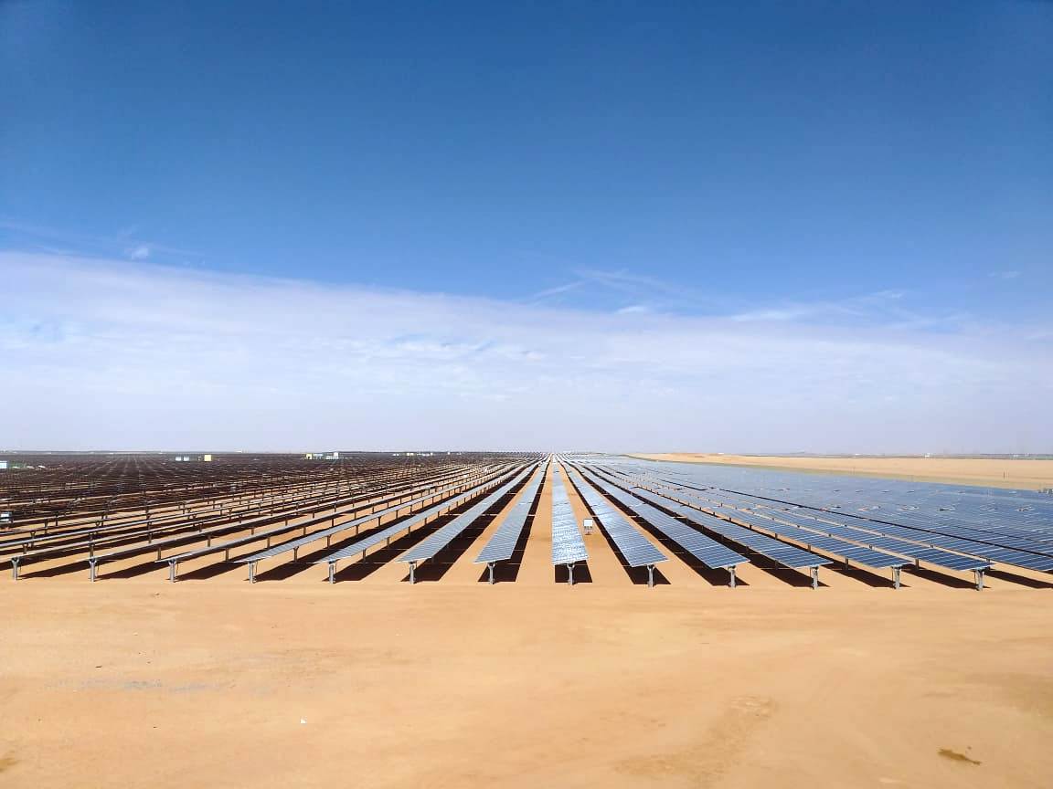 الكهرباء تنتهى من إنشاء 12 محطة شمسية داخل أكبر محطة بالعالم بنبان (4)