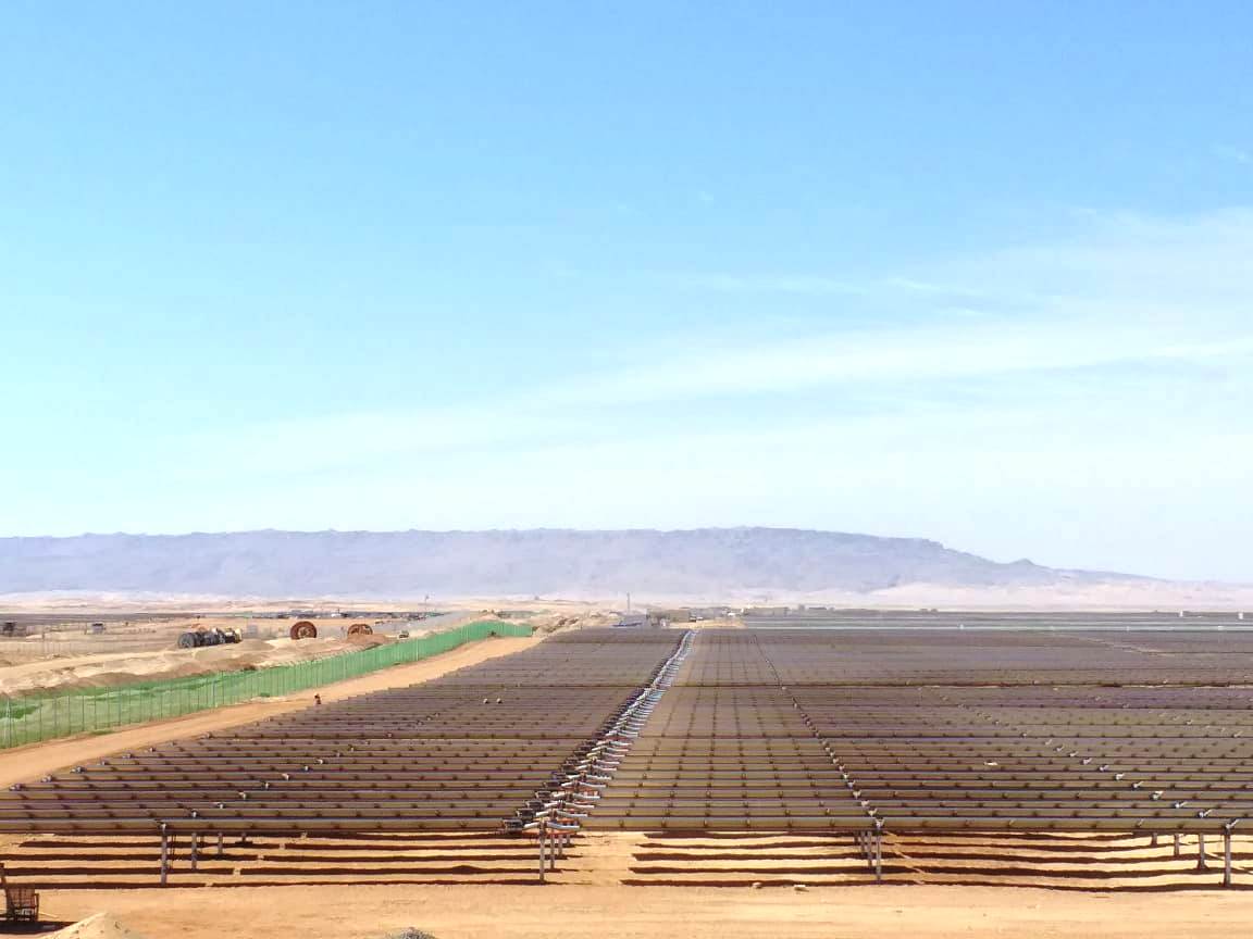 الكهرباء تنتهى من إنشاء 12 محطة شمسية داخل أكبر محطة بالعالم بنبان (2)