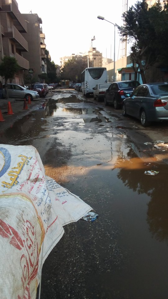 شوارع المهندسين تتحول لبرك وتغرق فى الوحل بسبب الحفر والأمطار (1)