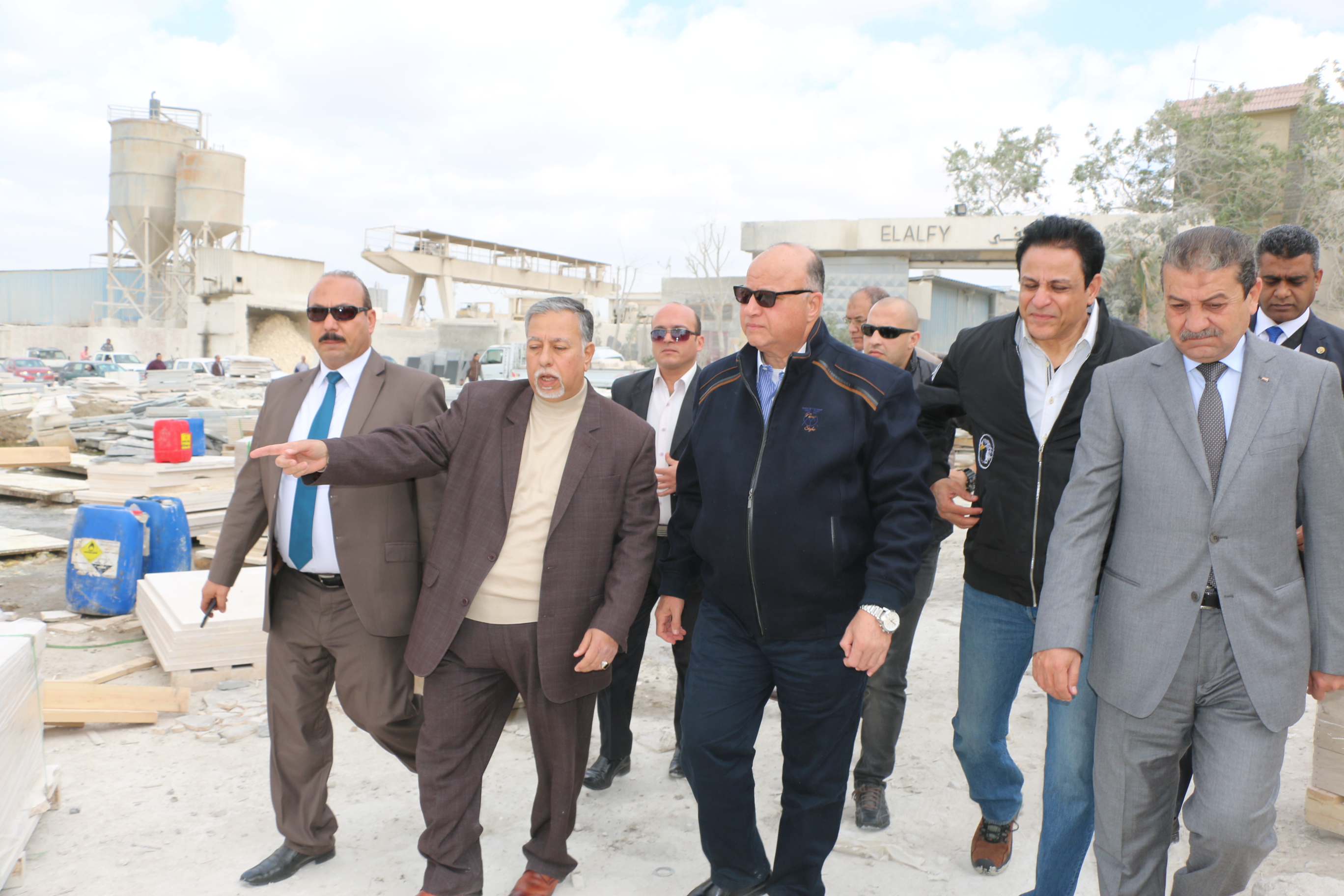 محافظ القاهرة يتفقد أعمال التطوير الجارية بشق الثعبان (1)