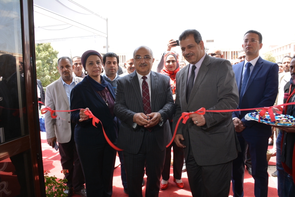 رئيس جامعة أسيوط وسكرتير عام المحافظة فى افتتاح المعرض التخصصي للبناء والتنفيذ والصناعات الهندسية (5)