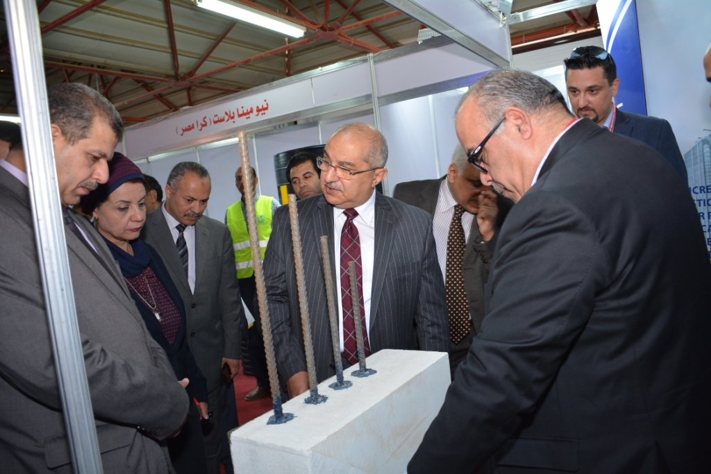 رئيس جامعة أسيوط وسكرتير عام المحافظة فى افتتاح المعرض التخصصي للبناء والتنفيذ والصناعات الهندسية (11)