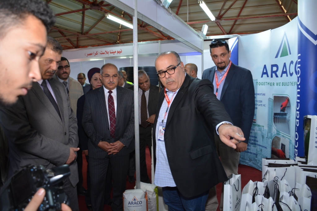 رئيس جامعة أسيوط وسكرتير عام المحافظة فى افتتاح المعرض التخصصي للبناء والتنفيذ والصناعات الهندسية (12)