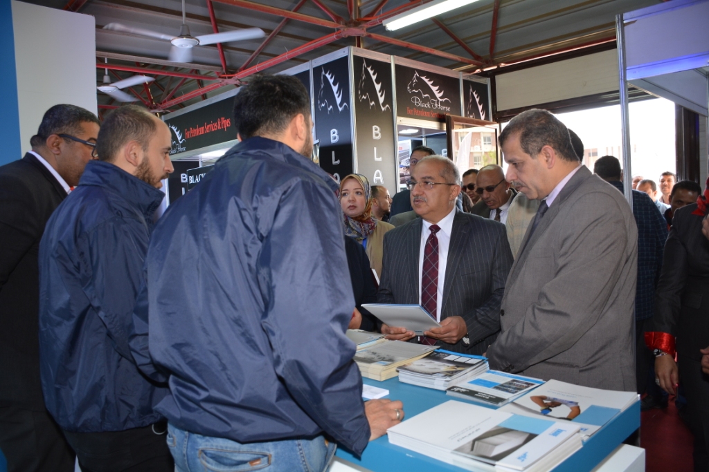 رئيس جامعة أسيوط وسكرتير عام المحافظة فى افتتاح المعرض التخصصي للبناء والتنفيذ والصناعات الهندسية (6)