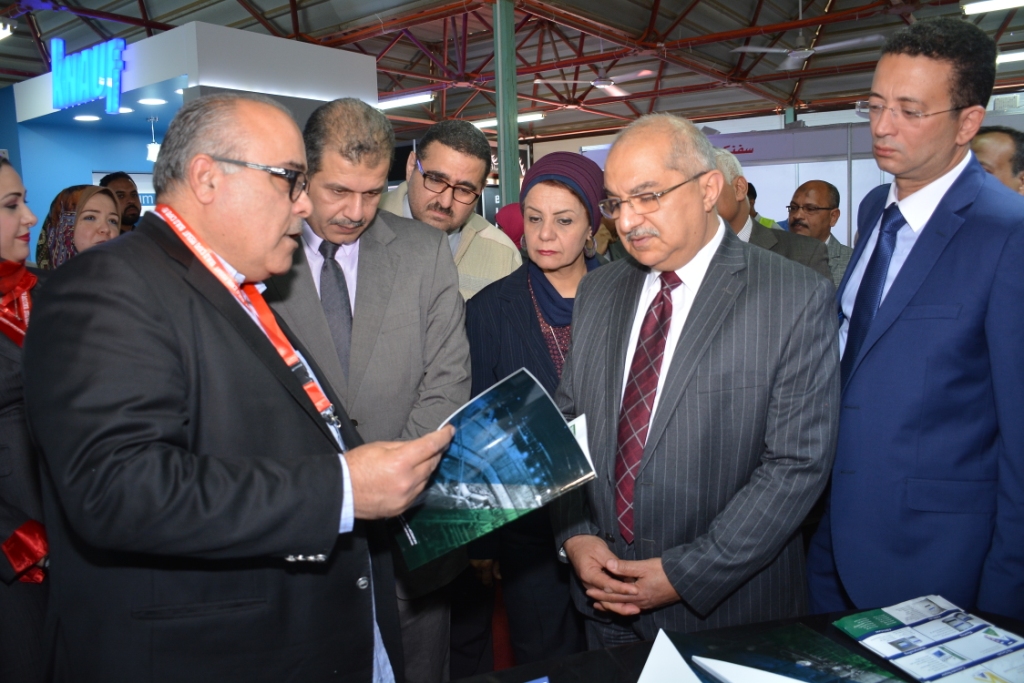 رئيس جامعة أسيوط وسكرتير عام المحافظة فى افتتاح المعرض التخصصي للبناء والتنفيذ والصناعات الهندسية (9)