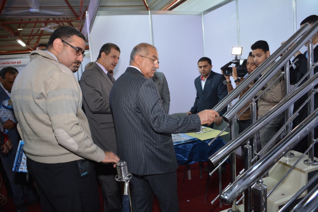 رئيس جامعة أسيوط وسكرتير عام المحافظة فى افتتاح المعرض التخصصي للبناء والتنفيذ والصناعات الهندسية (1)