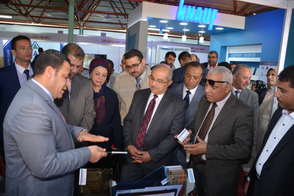 رئيس جامعة أسيوط وسكرتير عام المحافظة فى افتتاح المعرض التخصصي للبناء والتنفيذ والصناعات الهندسية (8)