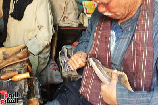 عم مصطفى أقدم صانع أحذية بسوهاج (7)