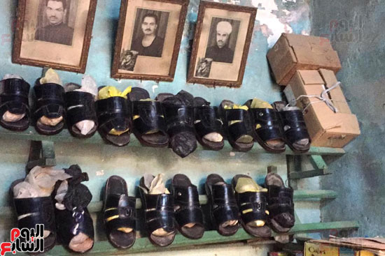 عم مصطفى أقدم صانع أحذية بسوهاج (2)