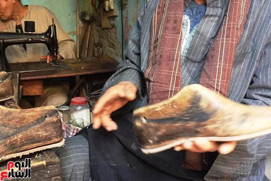 عم مصطفى أقدم صانع أحذية بسوهاج (8)