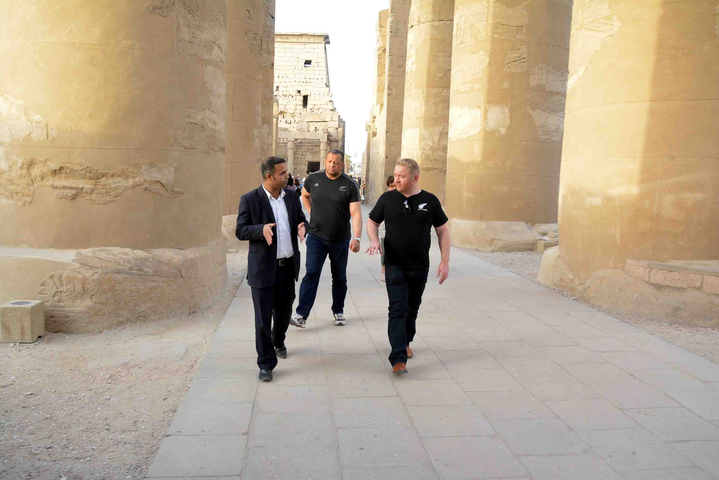 سفير نيوزلندا بالقاهرة يواصل جولاته السياحية بمعابد ومقابر الأقصر الفرعونية (5)