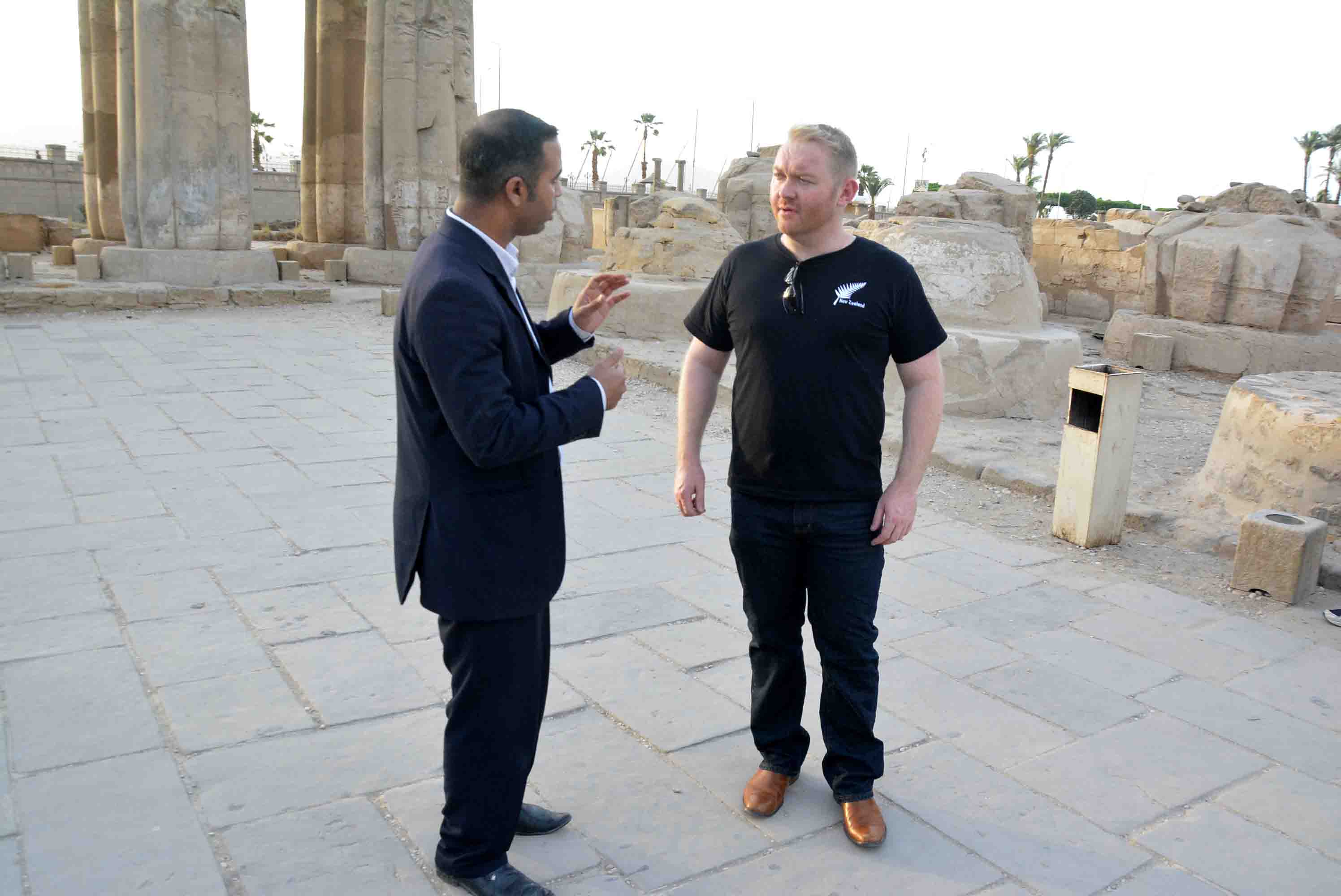 سفير نيوزلندا بالقاهرة يواصل جولاته السياحية بمعابد ومقابر الأقصر الفرعونية (6)