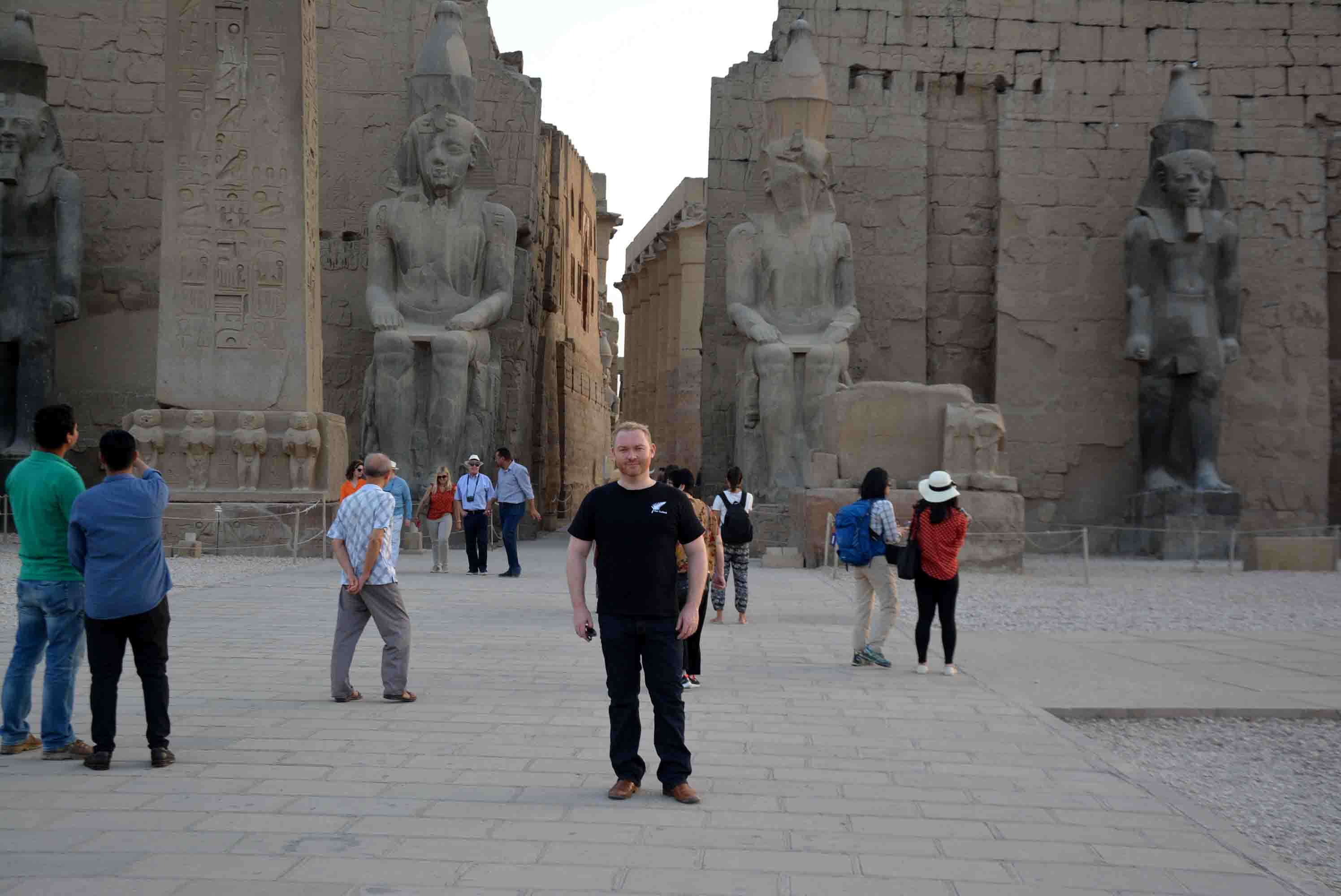 سفير نيوزلندا بالقاهرة يواصل جولاته السياحية بمعابد ومقابر الأقصر الفرعونية (1)