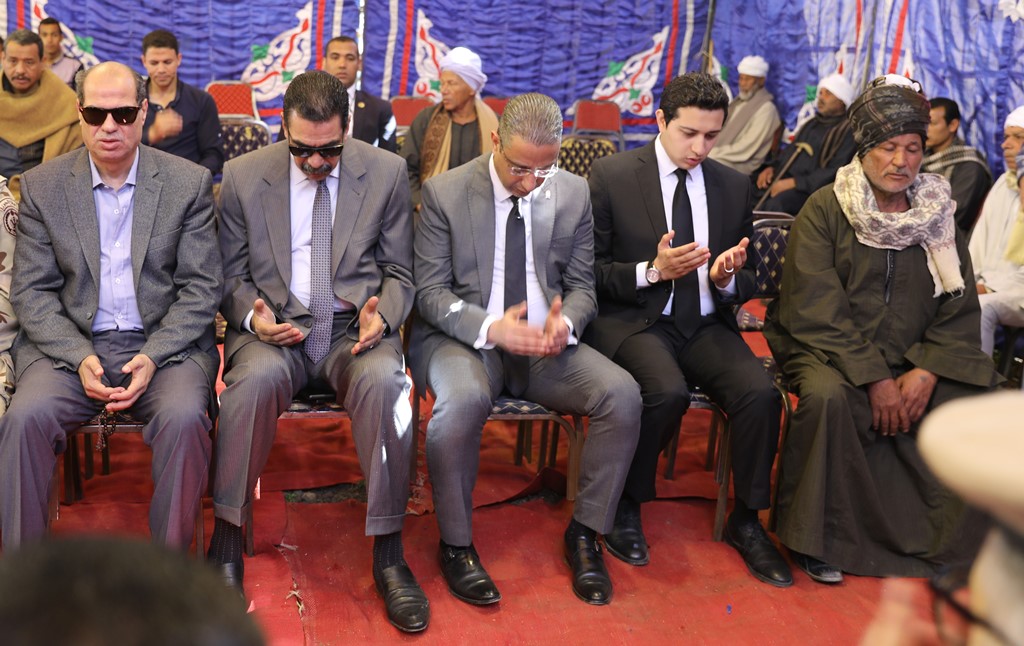 محافظ سوهاج يؤدي واجب العزاء في الشهيد عمر منازع بطهـطا (4)