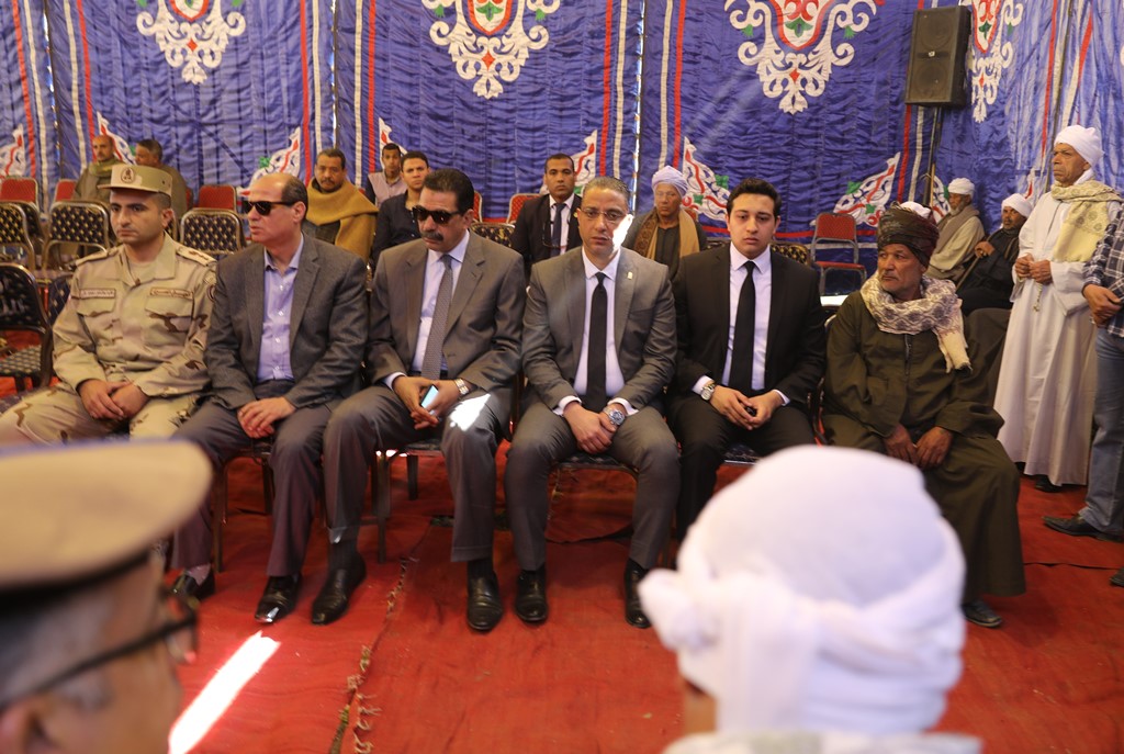 محافظ سوهاج يؤدي واجب العزاء في الشهيد عمر منازع بطهـطا (1)