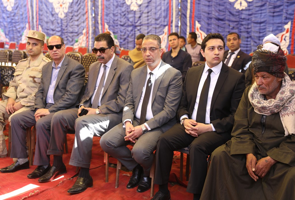 محافظ سوهاج يؤدي واجب العزاء في الشهيد عمر منازع بطهـطا (5)