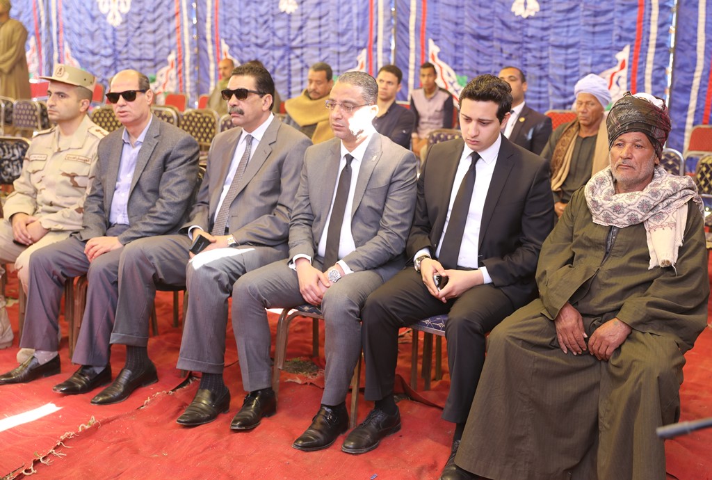 محافظ سوهاج يؤدي واجب العزاء في الشهيد عمر منازع بطهـطا (2)