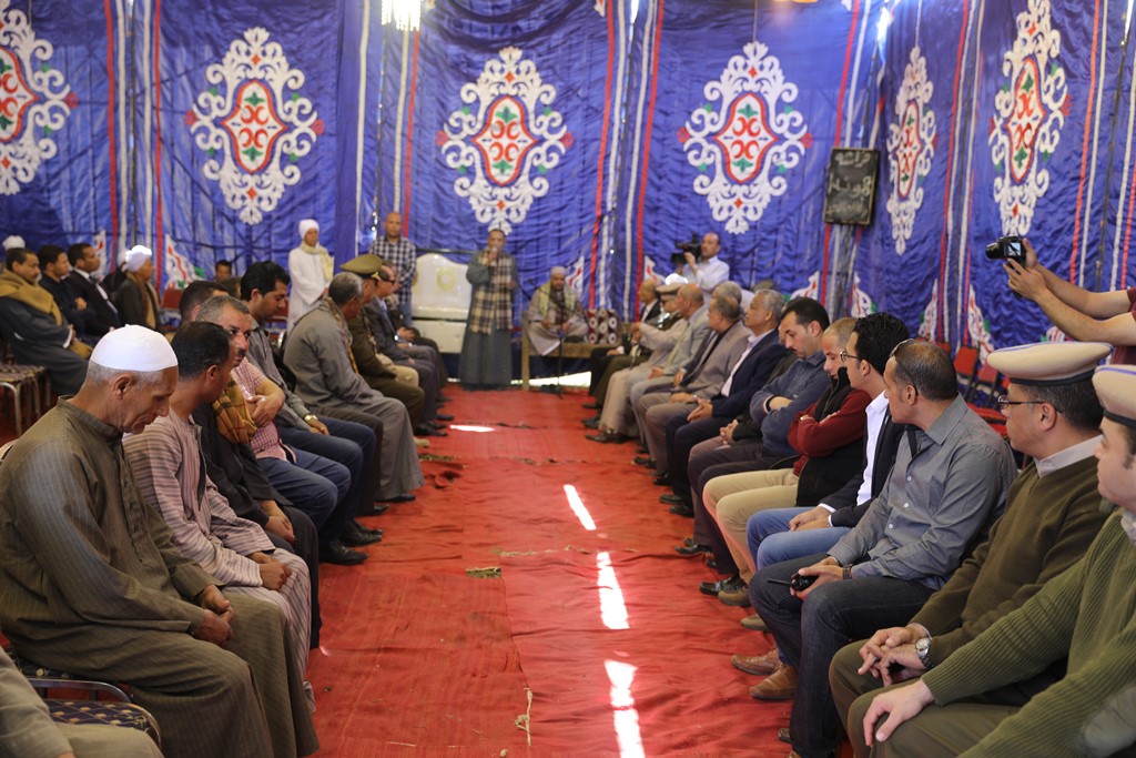 محافظ سوهاج يؤدي واجب العزاء في الشهيد عمر منازع بطهـطا (6)