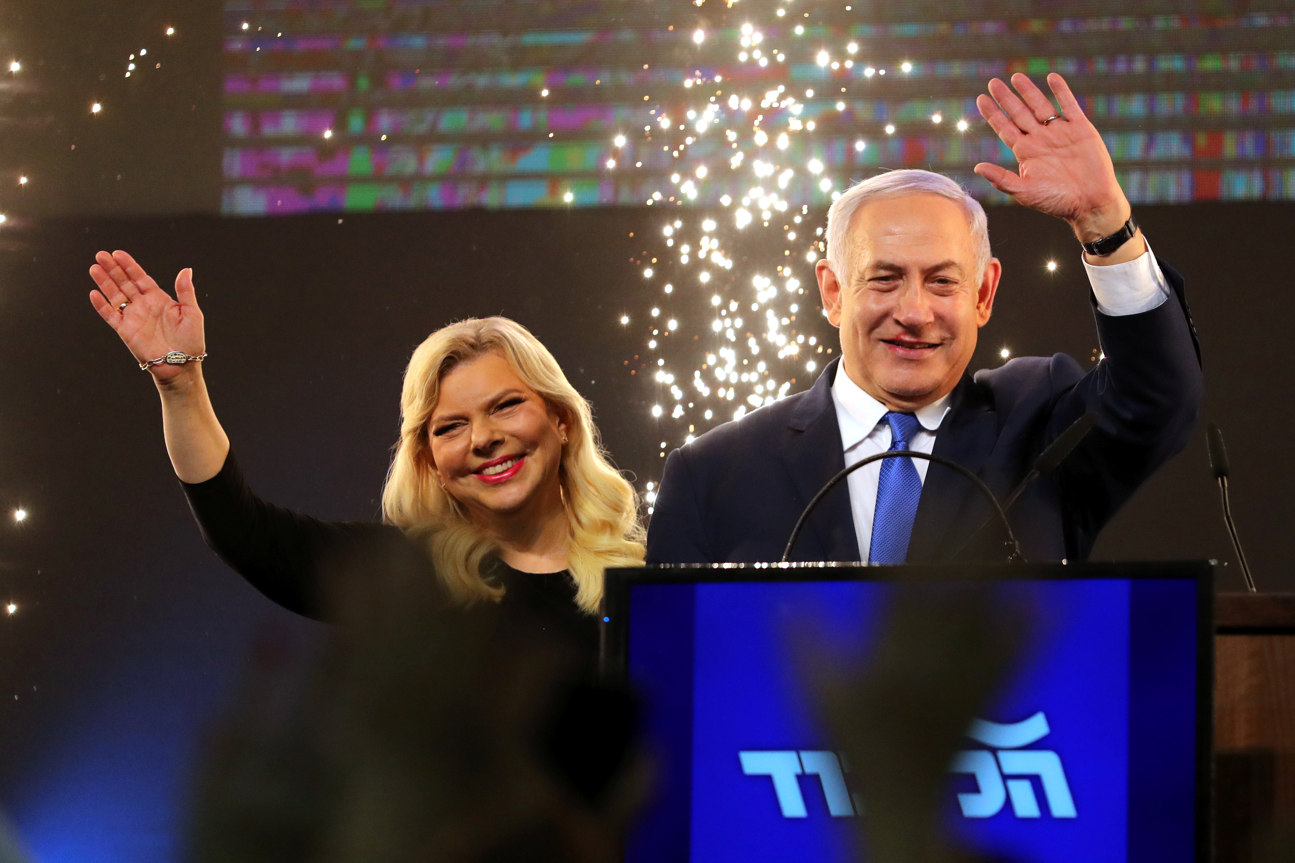 نتنياهو وسارة زوجته يحتفلون بالانتصار فى انتخابات الكنيست