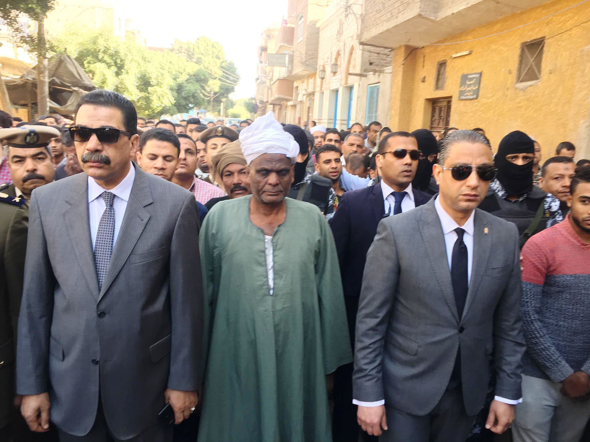 المحافظ يتقدم الجنازة العسكرية للشهيد كرم محمد بالمراغة (2)