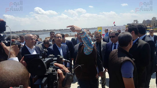 رئيس الوزراء يتفقد أعمال أول ميناء للصيد برشيد (8)