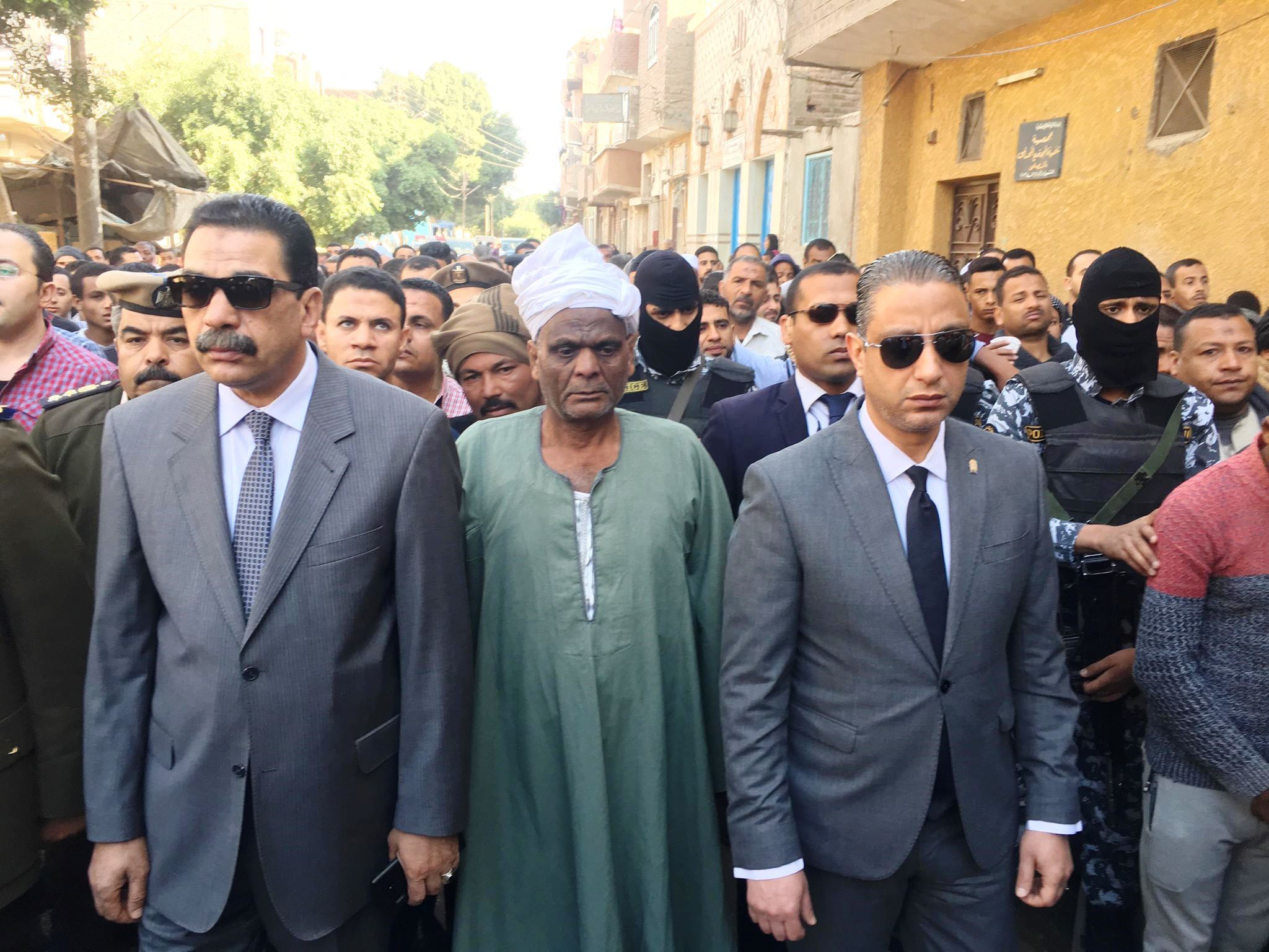 المحافظ يتقدم الجنازة العسكرية للشهيد كرم محمد بالمراغة (1)