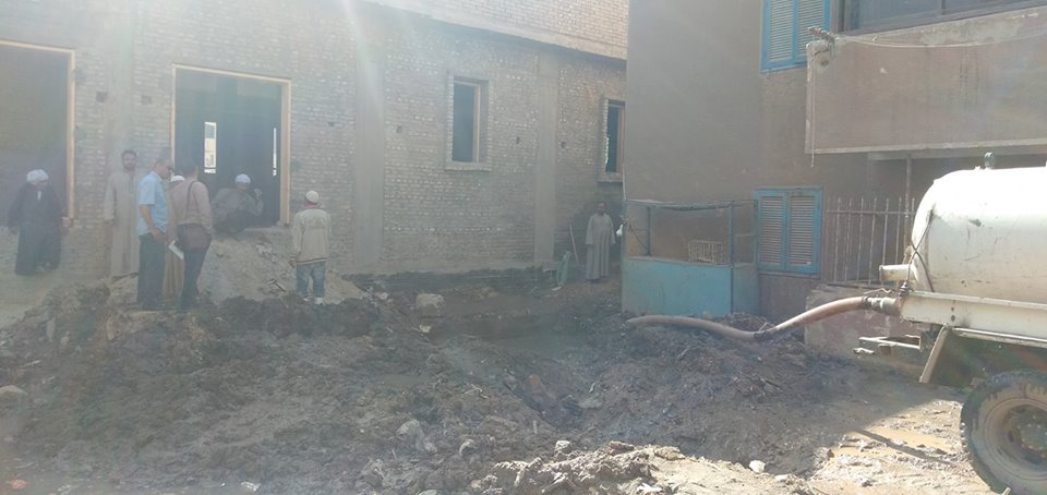 إنفجار ماسورة مياة بوسط مدينة إسنا وغرق عدد من المنازل والشوارع بالمياة (5)