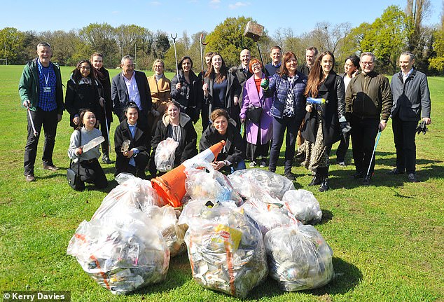 حملة ناجحة فى بريطانيا لجمع القمامة (1)