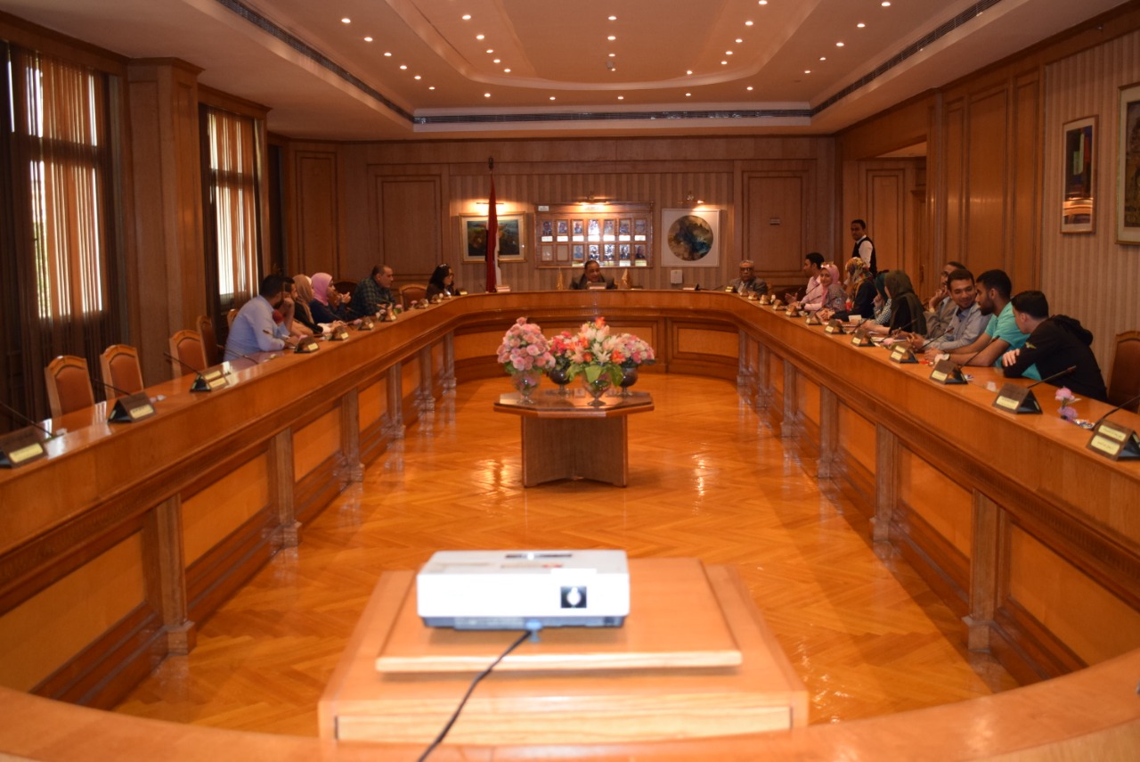 جانب من اجتماع رئيس جامعة حلوان مع مجلس اتحاد طلاب الجامعة (1)