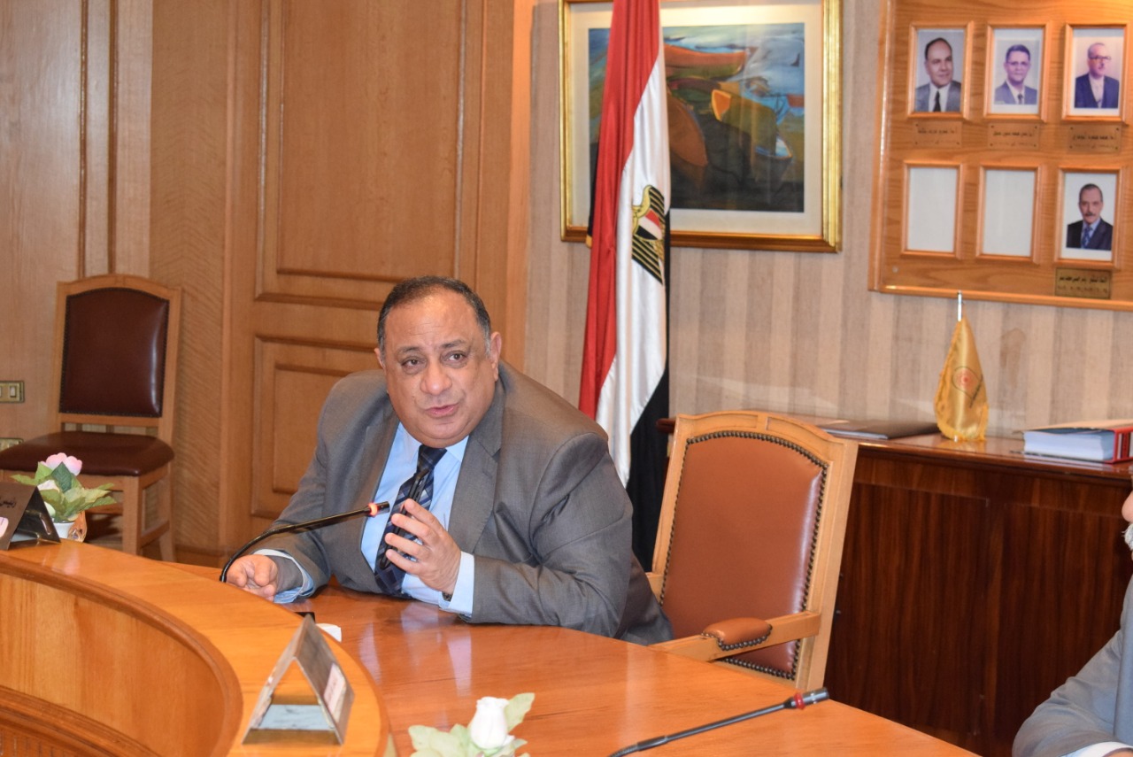 جانب من اجتماع رئيس جامعة حلوان مع مجلس اتحاد طلاب الجامعة (4)
