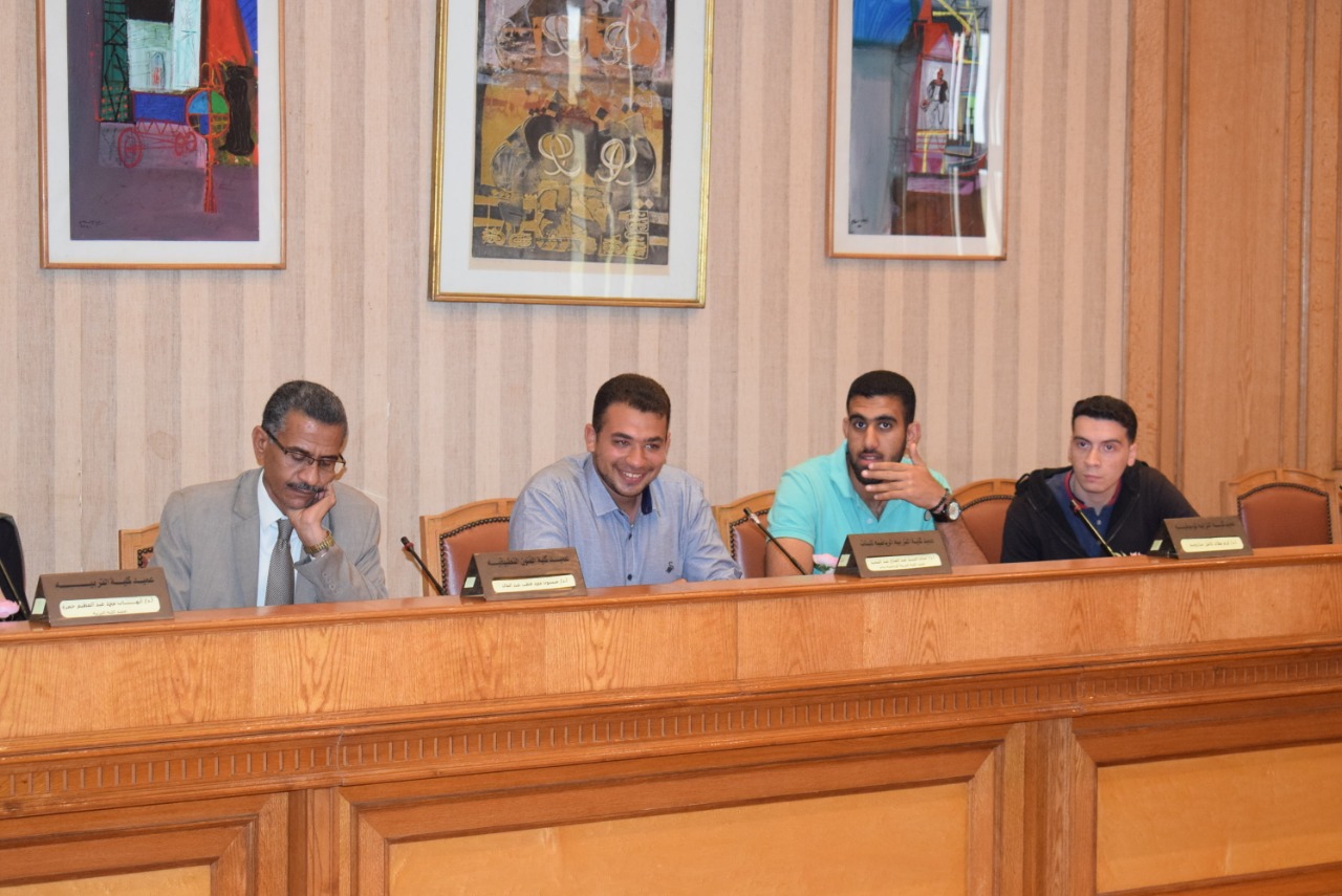 جانب من اجتماع رئيس جامعة حلوان مع مجلس اتحاد طلاب الجامعة (2)